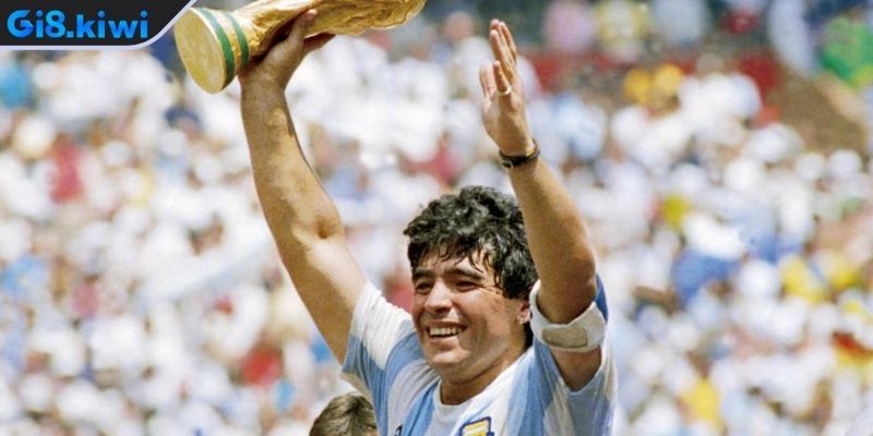 Tiền vệ hay nhất thế giới Diego Maradona
